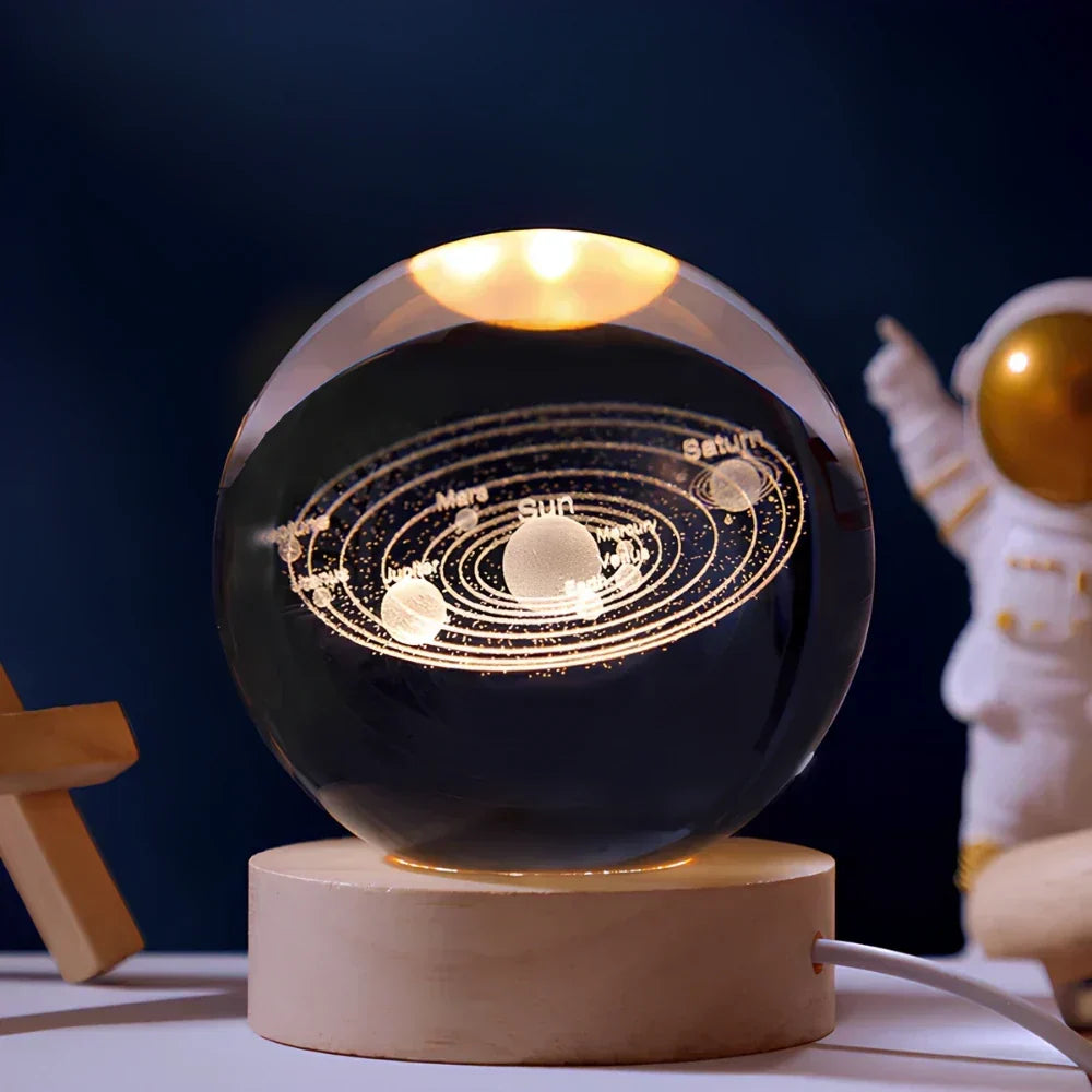 Nachtlicht und Tischlampe mit gravierter Kristallkugel in Planetenform