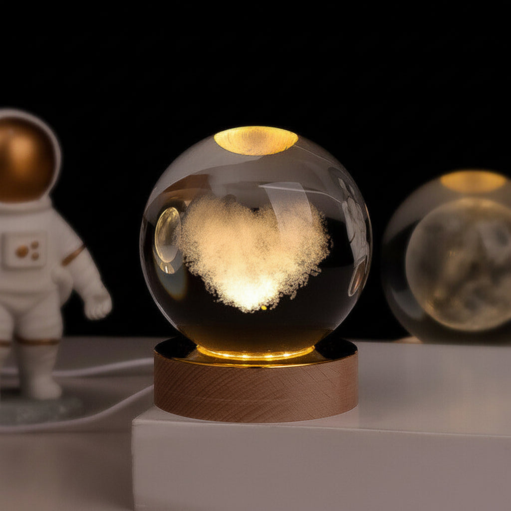 Nachtlicht und Tischlampe mit gravierter Kristallkugel in Planetenform