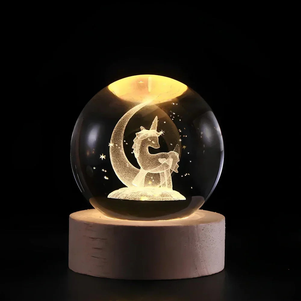Nachtlicht und Tischlampe mit gravierter Kristallkugel in Planetenform