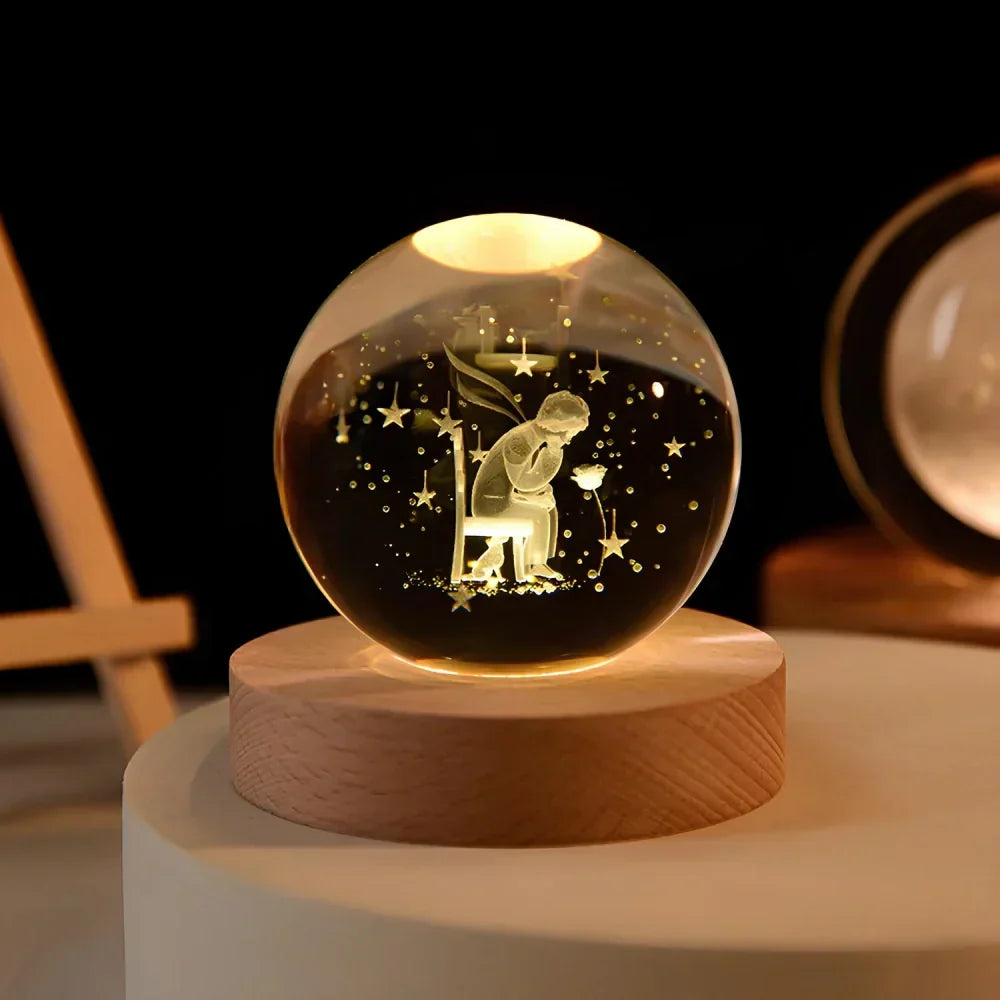 Nachtlicht und Tischlampe mit gravierter Kristallkugel in Planetenform