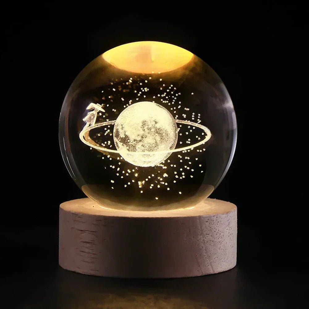 Nachtlicht und Tischlampe mit gravierter Kristallkugel in Planetenform