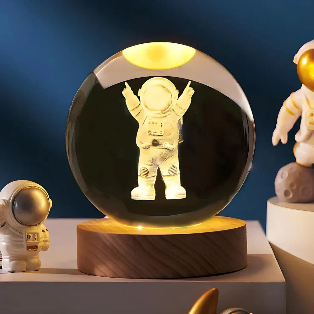 Nachtlicht und Tischlampe mit gravierter Kristallkugel in Planetenform