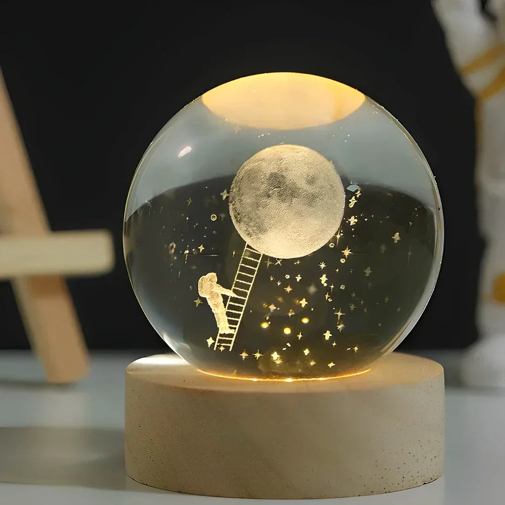 Nachtlicht und Tischlampe mit gravierter Kristallkugel in Planetenform