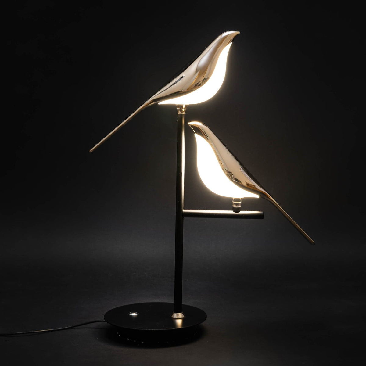 Moderne nordische Wandleuchte aus Metall mit skulpturaler Darstellung eines sitzenden Vogels