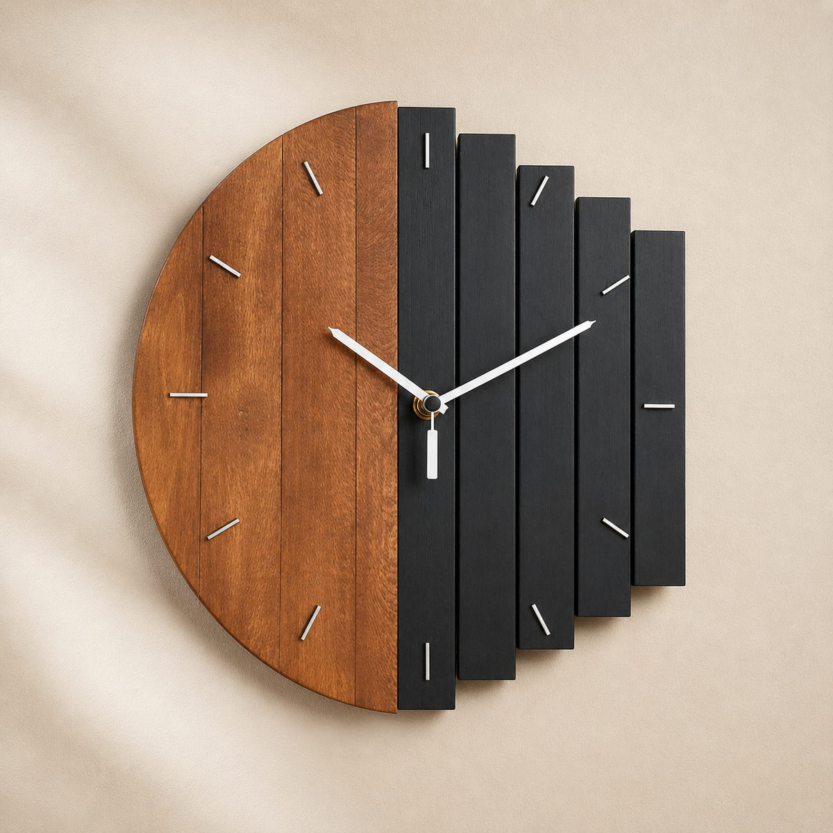 Minimalistische Wanduhr aus Naturholz mit analoger Anzeige