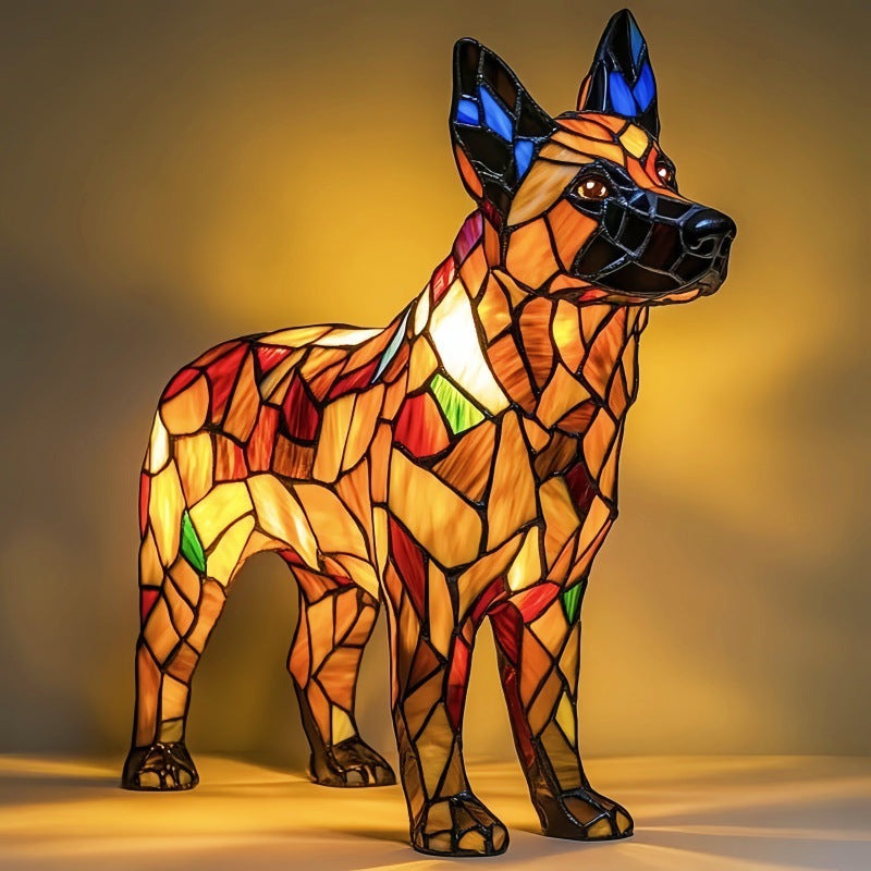 Akzent-Tischlampe mit skulpturaler Hundefigur aus Kunstharz und Buntglas