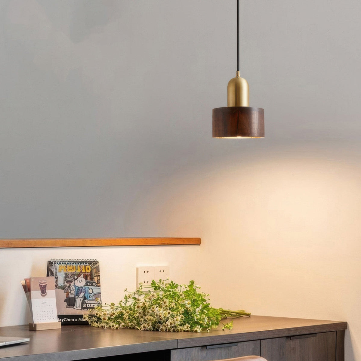 Japanische minimalistische Hängeleuchte mit zylindrischem Walnussholz und Messingband