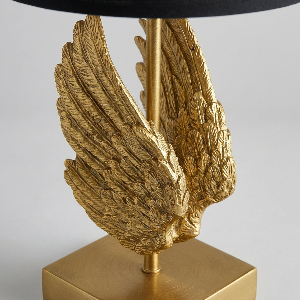 Skulpturale Tischlampe aus Metall und Harz mit Flügelmotiv und Stoffschirm