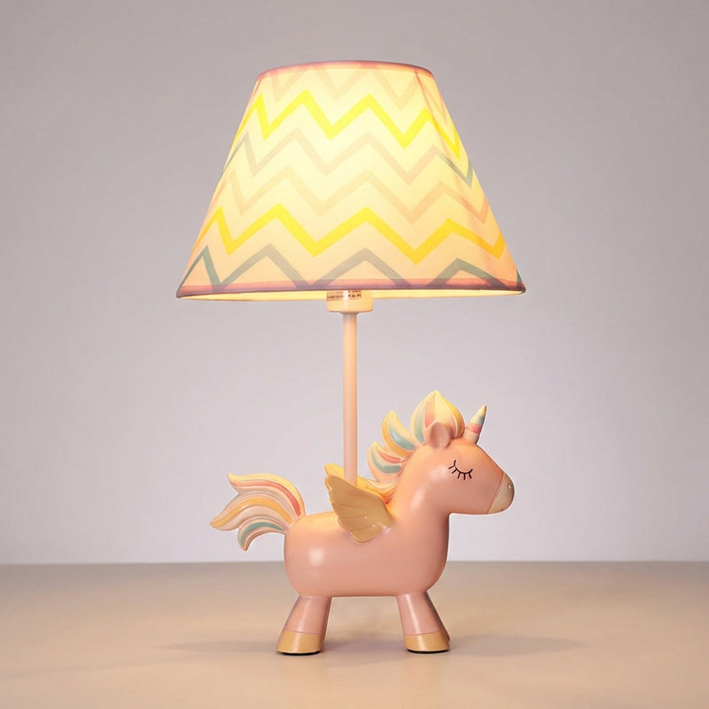 Verspielte Kinder-Tischlampe mit Einhorn-Silhouette und Stoffschirm