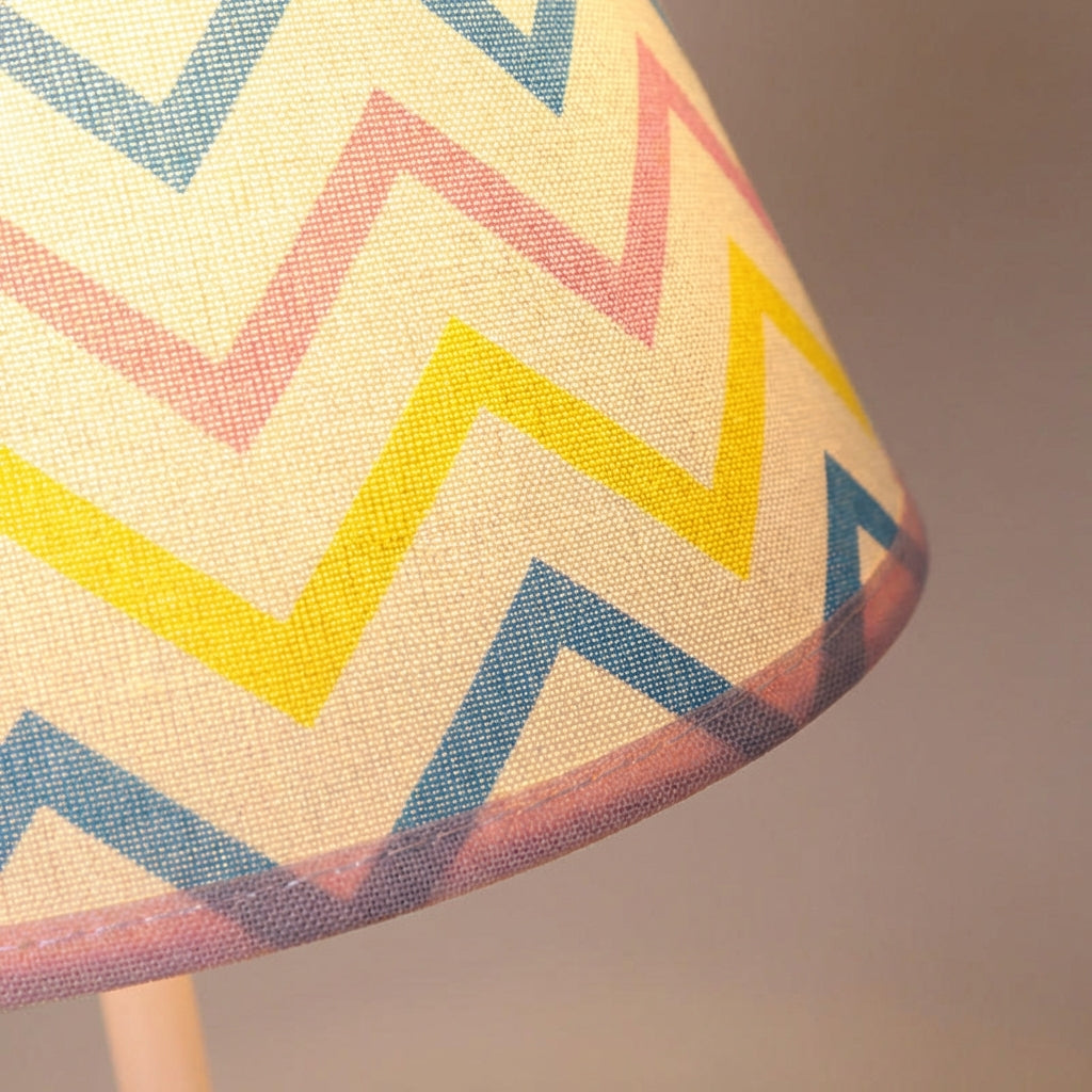 Verspielte Kinder-Tischlampe mit Einhorn-Silhouette und Stoffschirm