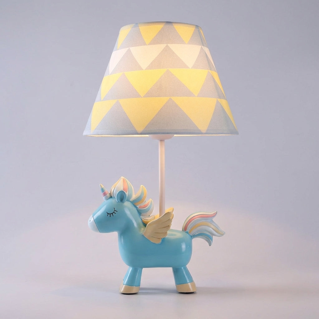Verspielte Kinder-Tischlampe mit Einhorn-Silhouette und Stoffschirm