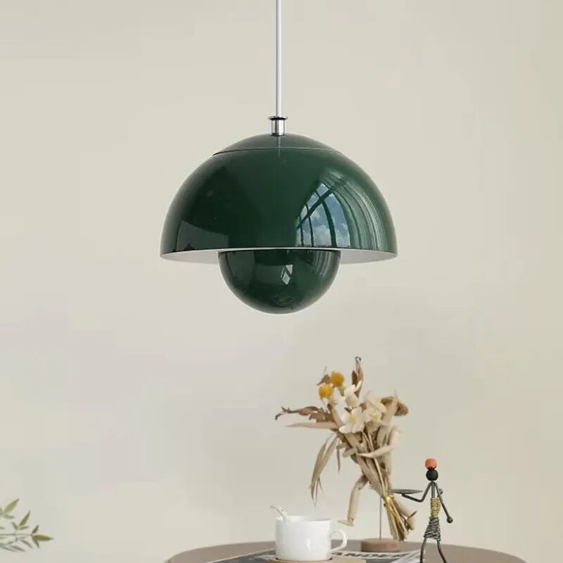 Skulpturale nordische Hängeleuchte aus Metall in Form einer skandinavischen Blütenknospe