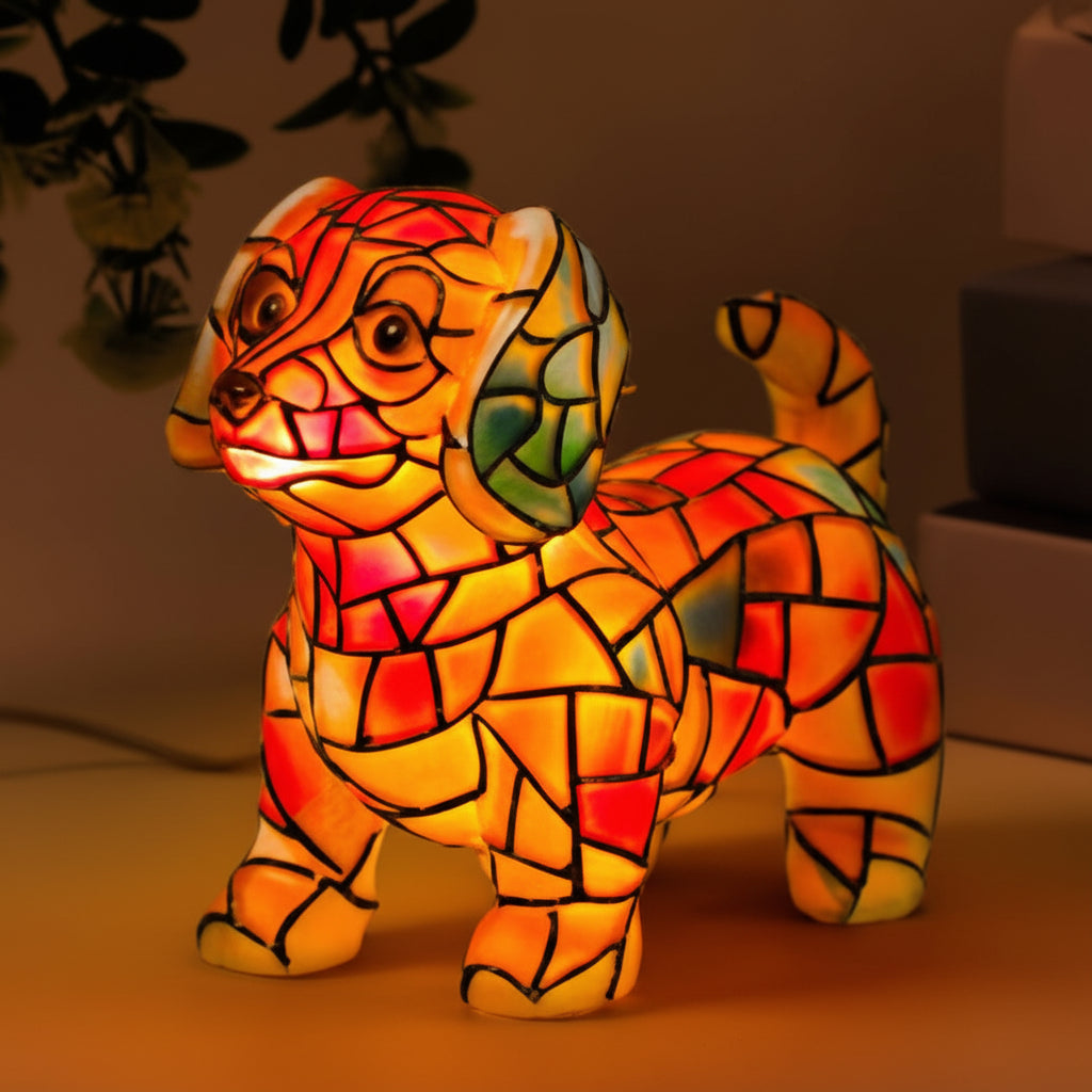 Dekorative Akzent-Tischlampe mit Hundefigur aus Kunstharz und Buntglas