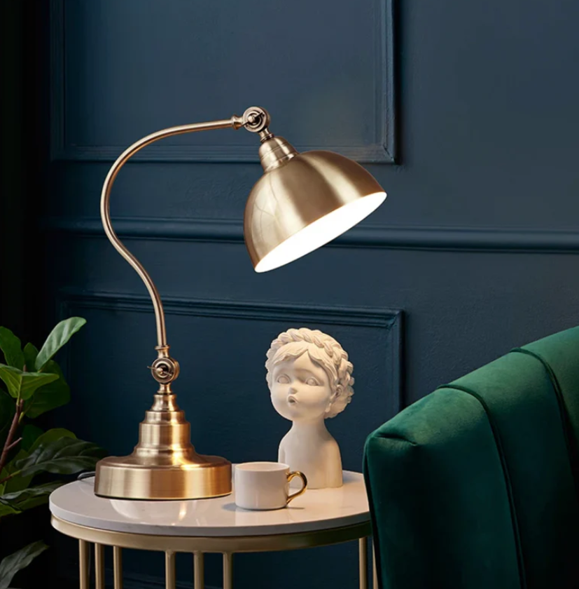 Vintage-Tischlampe aus Metall mit geschwungenem Arm und Kuppelschirm
