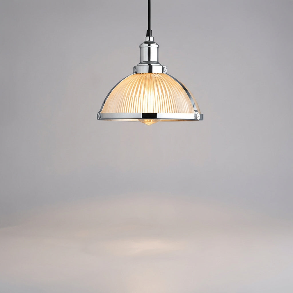 Retro-Pendelleuchte mit geriffeltem Glasschirm, Metallrahmen und einem Leuchtmittel