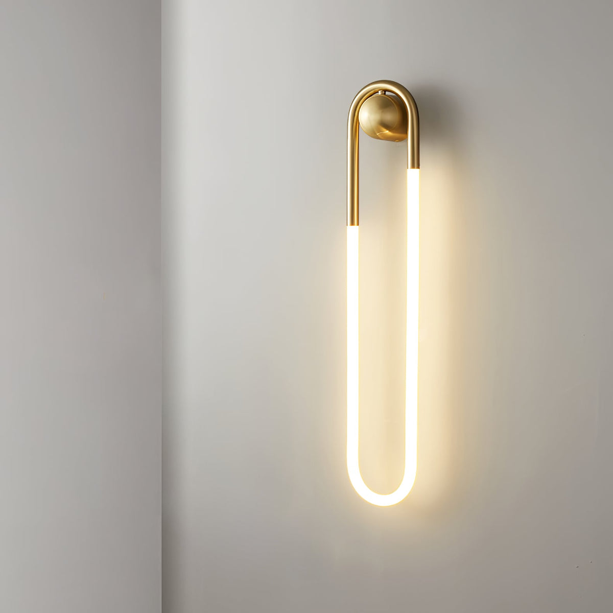 Minimalistische architektonische Wandleuchte mit geschwungenem Messingrahmen