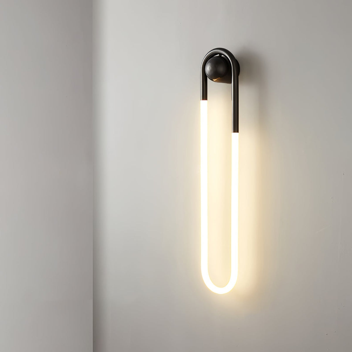 Minimalistische architektonische Wandleuchte mit geschwungenem Messingrahmen