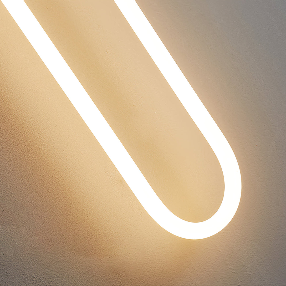 Minimalistische architektonische Wandleuchte mit geschwungenem Messingrahmen