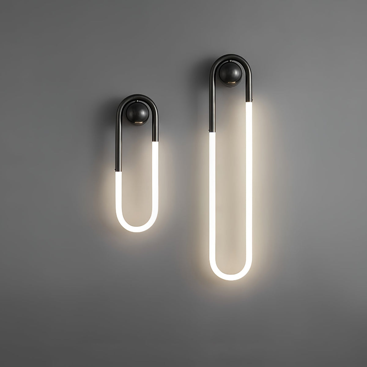 Minimalistische architektonische Wandleuchte mit geschwungenem Messingrahmen