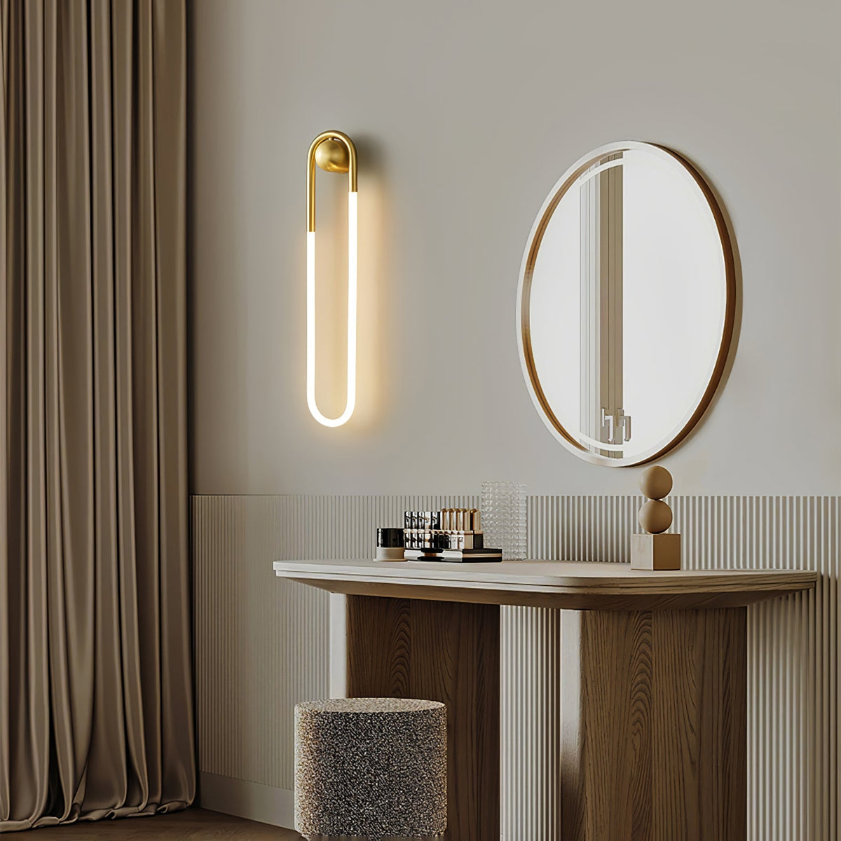 Minimalistische architektonische Wandleuchte mit geschwungenem Messingrahmen