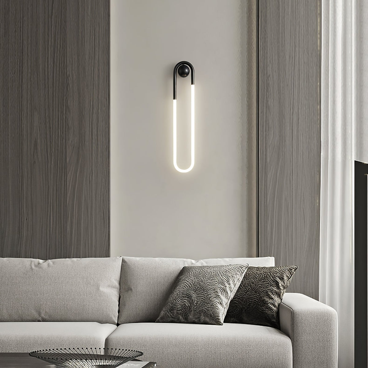 Minimalistische architektonische Wandleuchte mit geschwungenem Messingrahmen