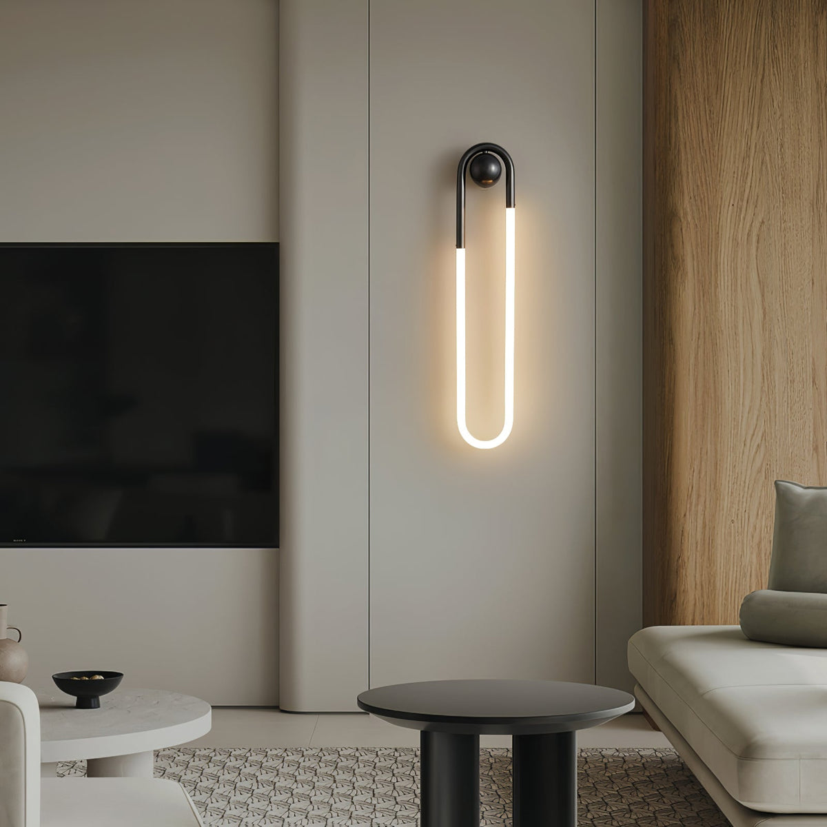 Minimalistische architektonische Wandleuchte mit geschwungenem Messingrahmen