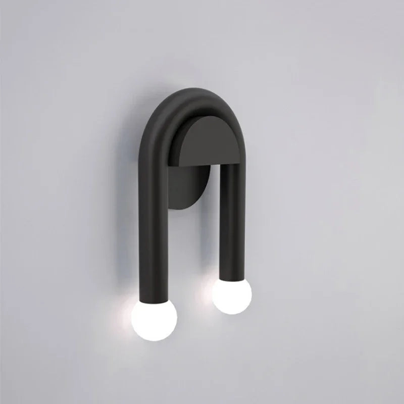 Skulpturale nordische minimalistische Wandleuchte mit Bogen und mattiertem Glas