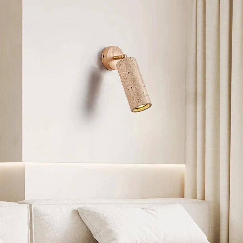 Strukturierte Wandleuchte aus Travertinstein und Holz im Wabi-Sabi-Stil