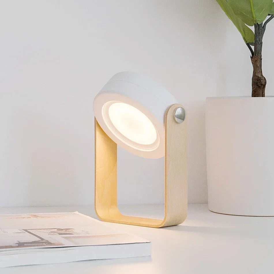 Zusammenklappbare skandinavisch-minimalistische tragbare Tischlampe mit Holzgriff, Akku und Ladefunktion