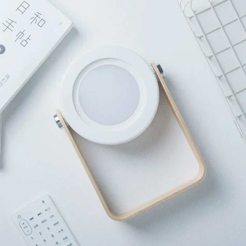 Zusammenklappbare skandinavisch-minimalistische tragbare Tischlampe mit Holzgriff, Akku und Ladefunktion