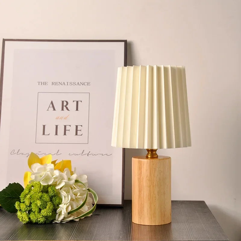 Tischlampe mit Plisseeschirm aus Stoff und Sockel aus Massivholz