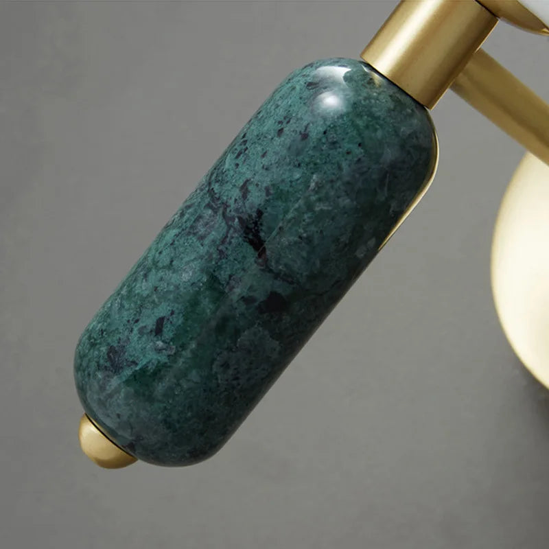 Skulpturale moderne Wandleuchte mit Marmorsockel und mattierter Glaskugel