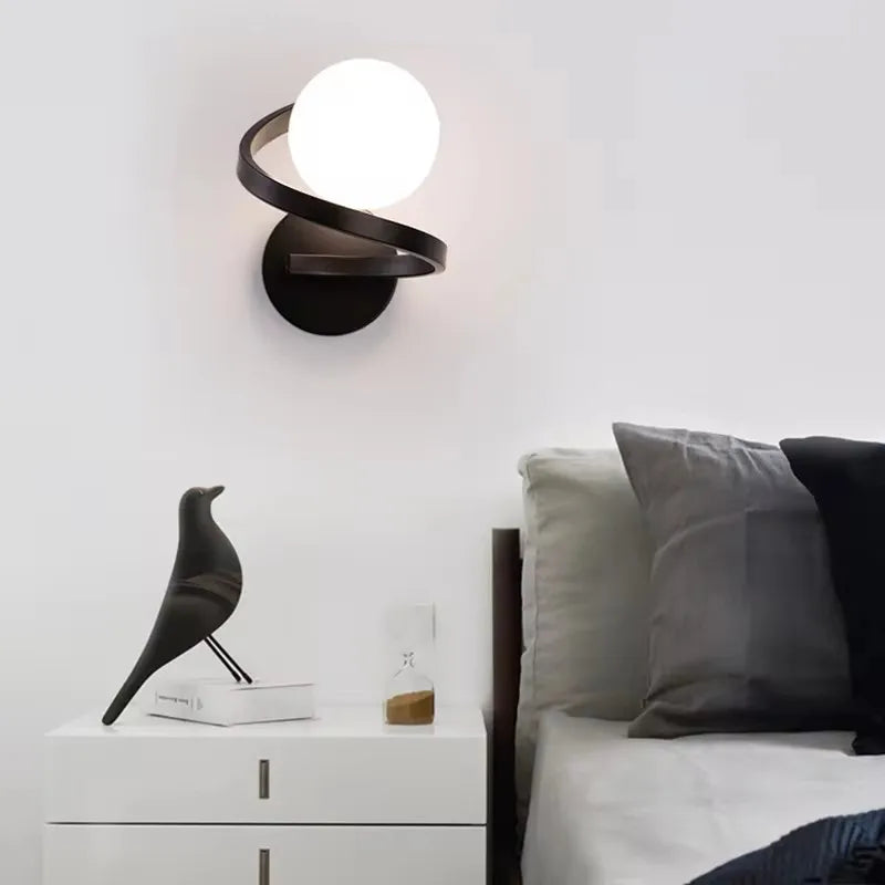 Moderne Wandleuchte mit spiralförmigem Rahmen und mattierter Glaskugel