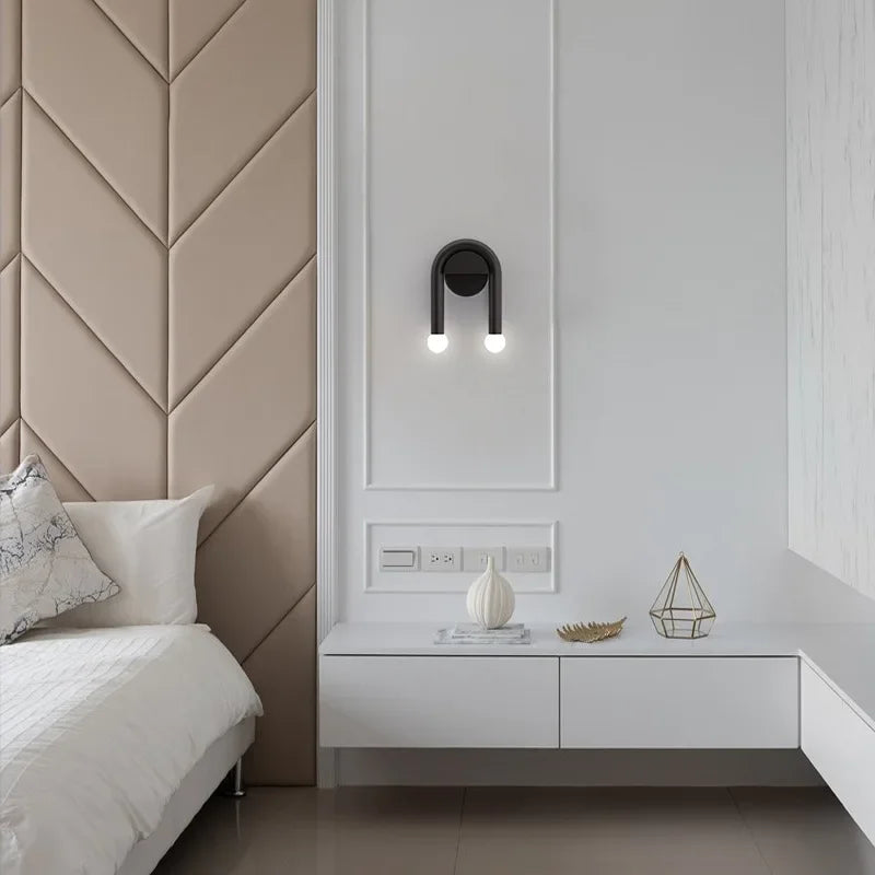 Skulpturale nordische minimalistische Wandleuchte mit Bogen und mattiertem Glas