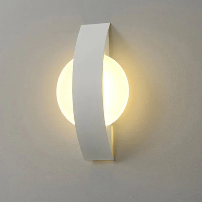 Minimalistische Wandleuchte aus Acryl und Eisen mit Kugel- und Paneeldesign