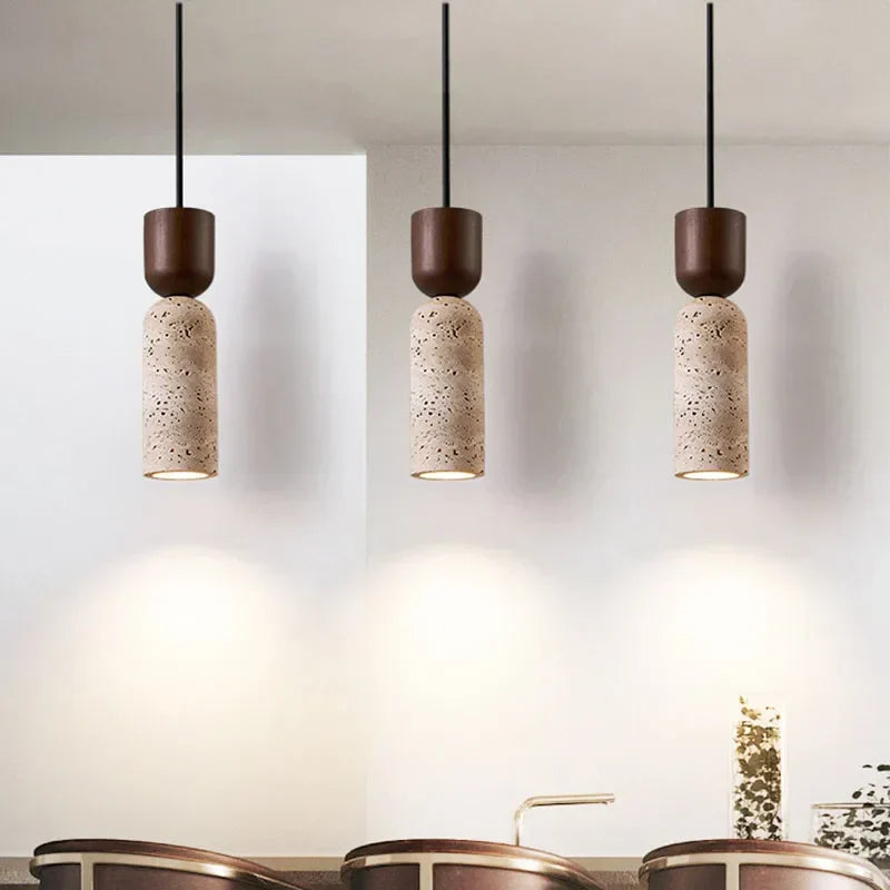 Hängeleuchte aus strukturiertem Travertin und Walnussholz im Wabi-Sabi-Stil