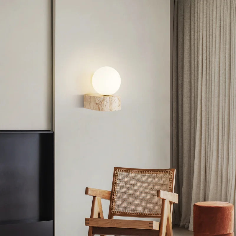 Skulpturale japanisch-minimalistische Wandleuchte aus Travertin und mattiertem Glas