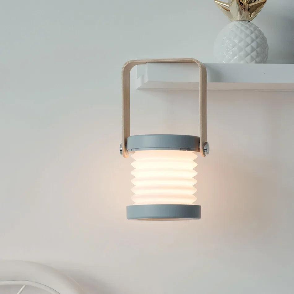 Zusammenklappbare skandinavisch-minimalistische tragbare Tischlampe mit Holzgriff, Akku und Ladefunktion