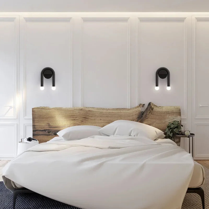Skulpturale nordische minimalistische Wandleuchte mit Bogen und mattiertem Glas