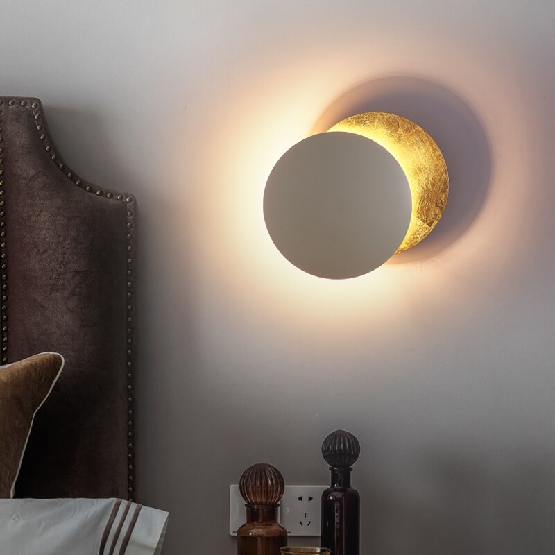 Moderne Wandleuchte mit überlappenden Scheiben, inspiriert von einer Sonnenfinsternis