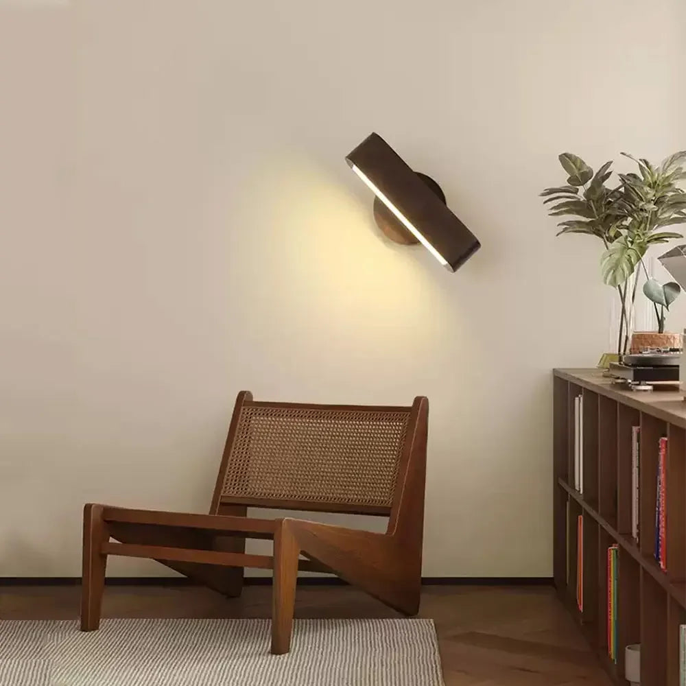 Japanisch-minimalistische Wandleuchte aus Massivholz und Aluminium, drehbar und verstellbar