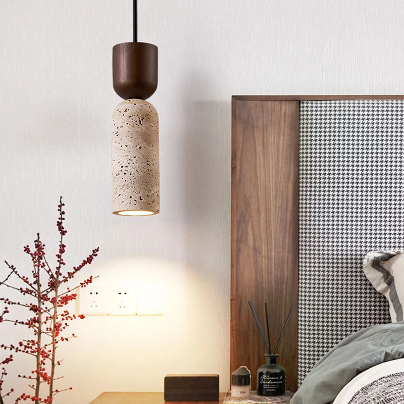 Hängeleuchte aus strukturiertem Travertin und Walnussholz im Wabi-Sabi-Stil