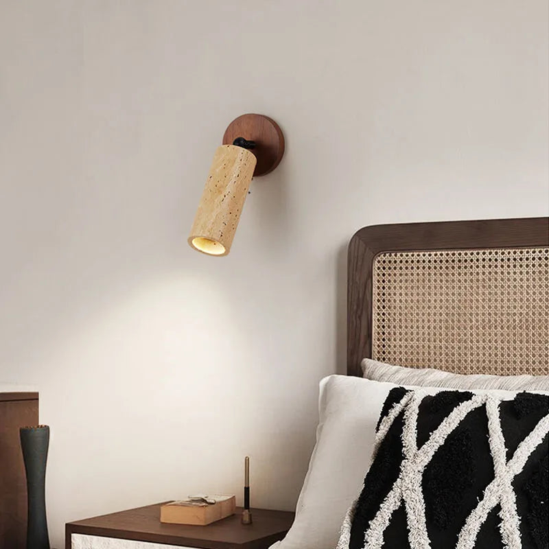 Strukturierte Wandleuchte aus Travertinstein und Holz im Wabi-Sabi-Stil