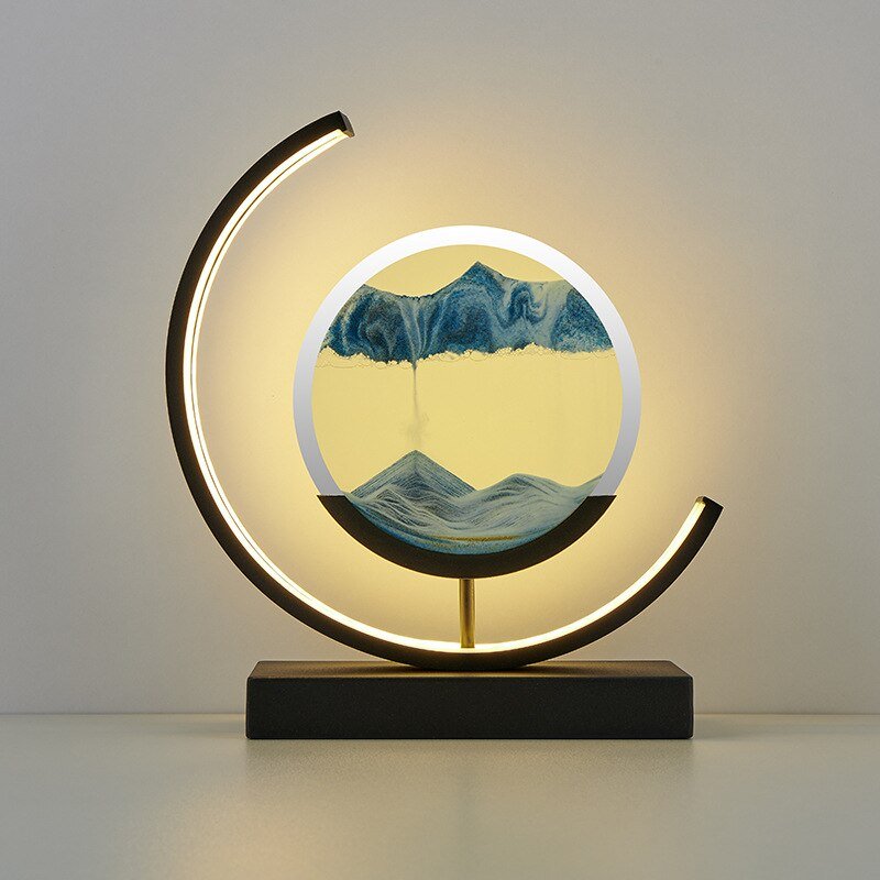 Tischlampe mit rotierender Sandkunst-Skulptur und stimmungsvoller Beleuchtung