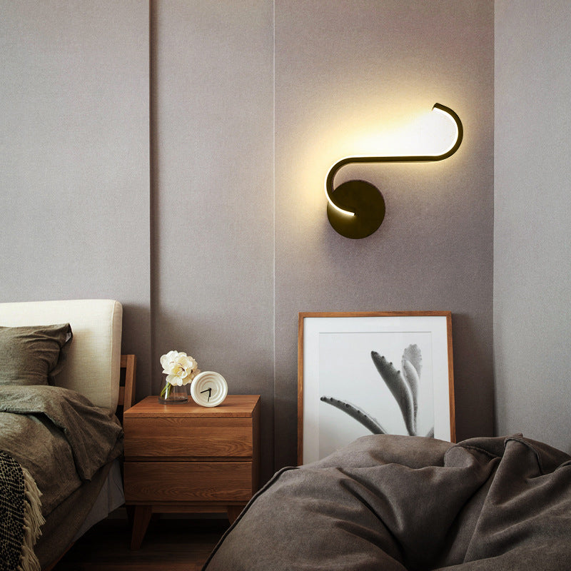 Minimalistische Halo-Wandleuchte mit geschwungener Bogen-Silhouette und Leuchteffekt