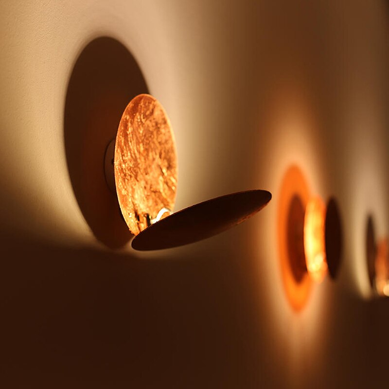 Moderne Wandleuchte mit überlappenden Scheiben, inspiriert von einer Sonnenfinsternis