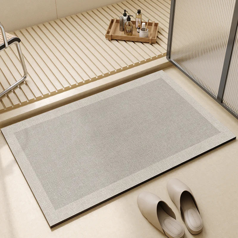 Weiche minimalistische, schnell trocknende, rutschfeste und besonders saugfähige Badematte