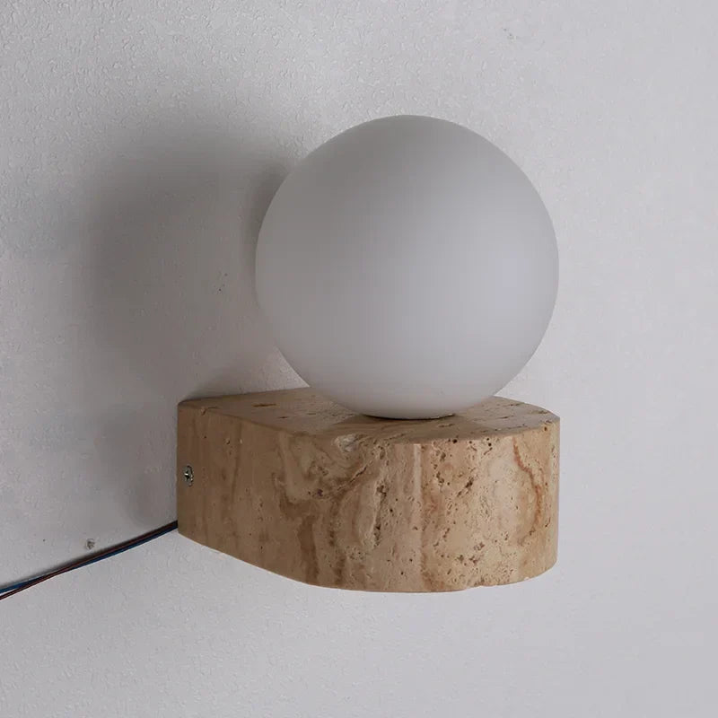 Skulpturale japanisch-minimalistische Wandleuchte aus Travertin und mattiertem Glas