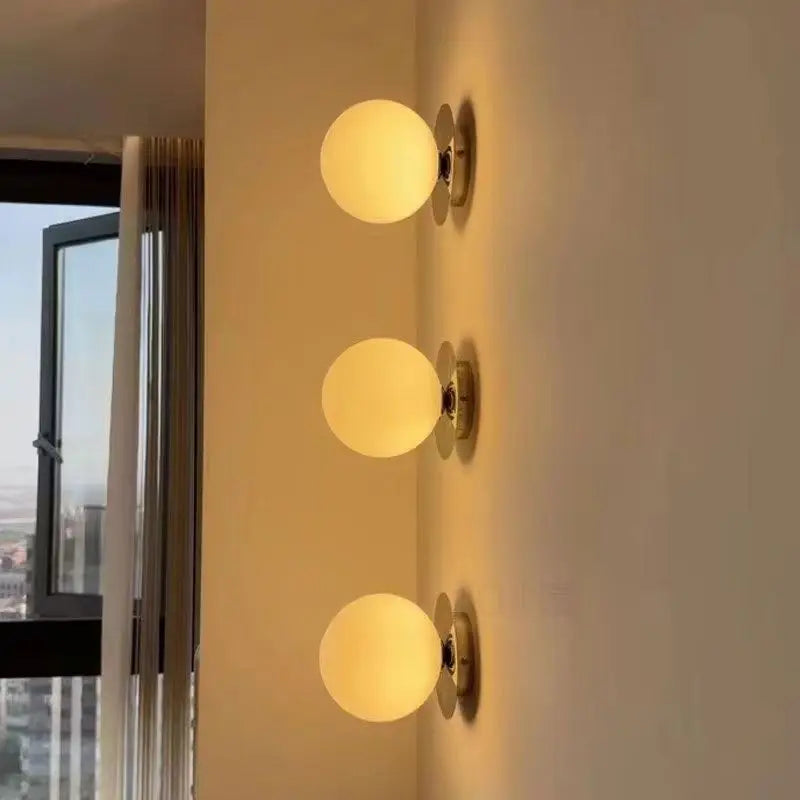 Nordische Wandleuchte aus opalem Kugelglas und Schmiedeeisen