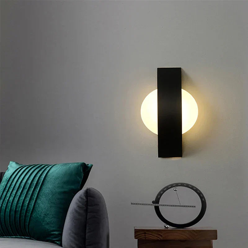 Minimalistische Wandleuchte aus Acryl und Eisen mit Kugel- und Paneeldesign